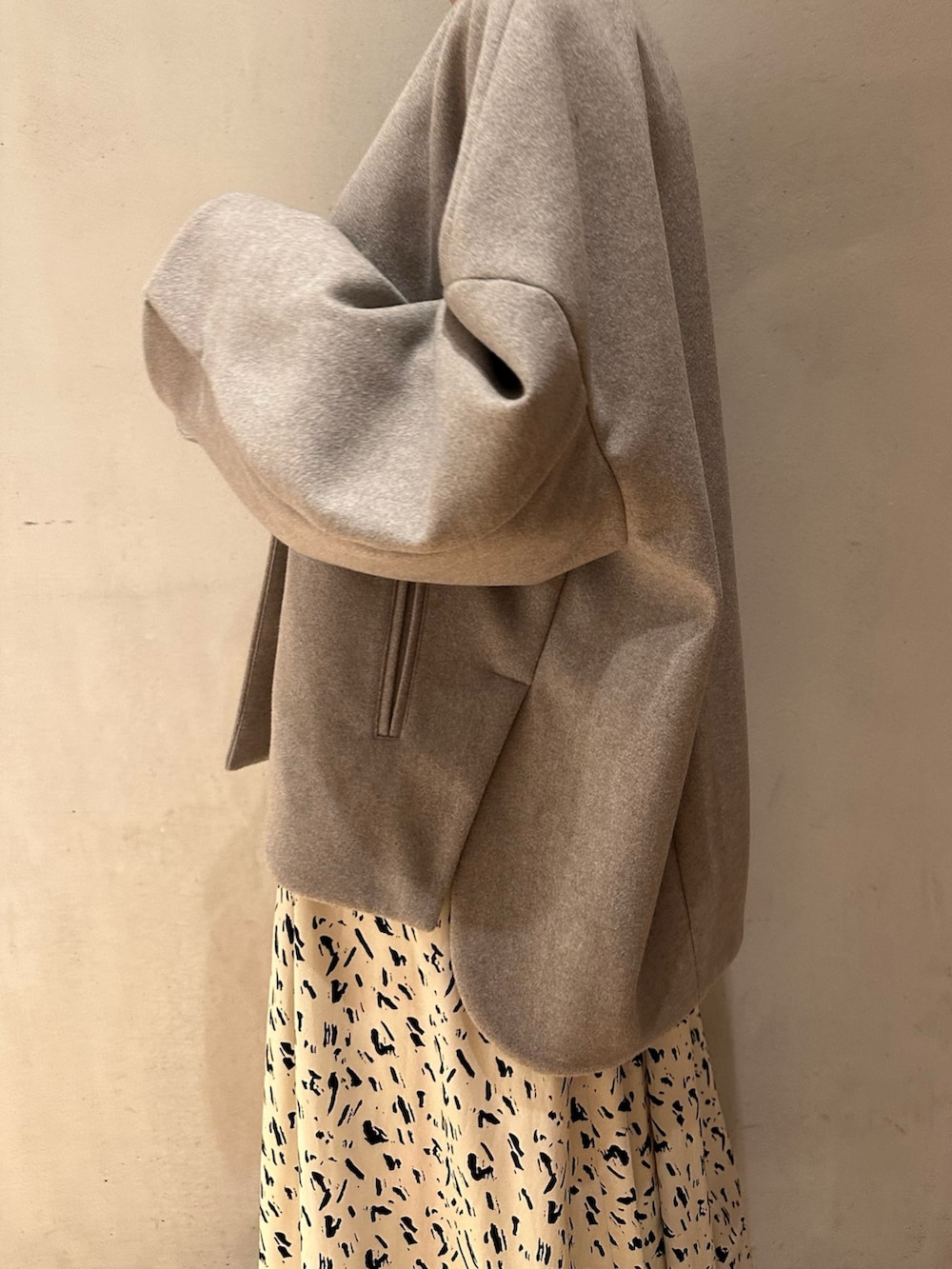 グレー系のステンカラーコート、その他のワンピースを着用したレディースの冬コーディネートの5枚目の写真