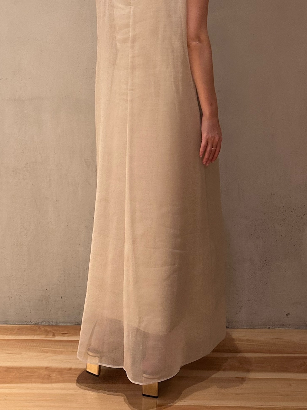 ベージュ系のワンピース、ゴールド系のパンプスを着用したレディースの夏コーディネートの6枚目の写真