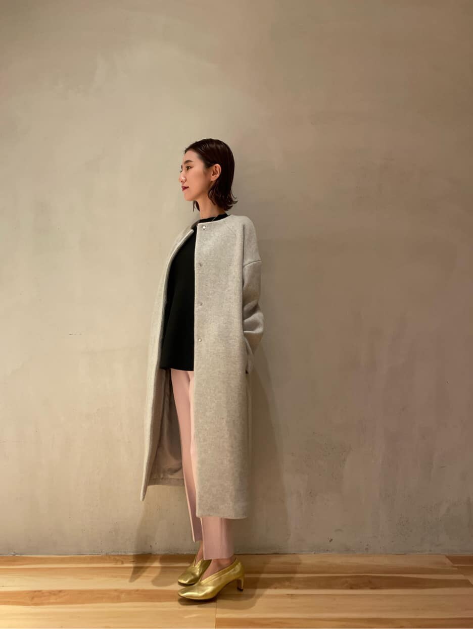 ブラック系のニット/セーター、ピンク系のその他パンツ、グレー系のその他アウターを着用したレディースの秋コーディネートの7枚目の写真