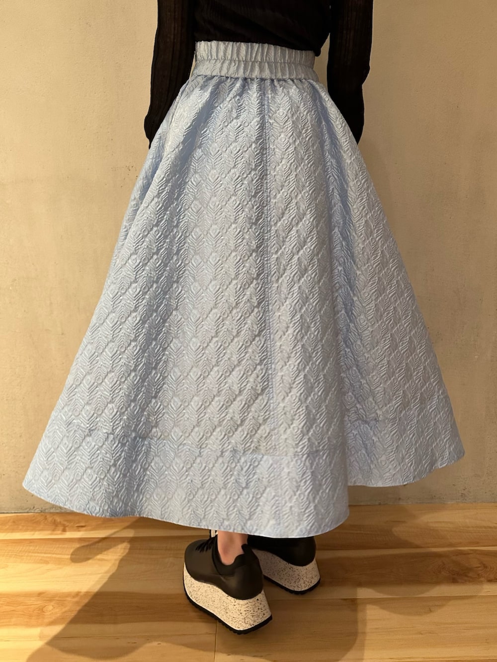 ブルー系のスカート、ブラック系のスニーカー、ブルー系のカーディガン/ボレロを着用したレディースの春コーディネートの8枚目の写真