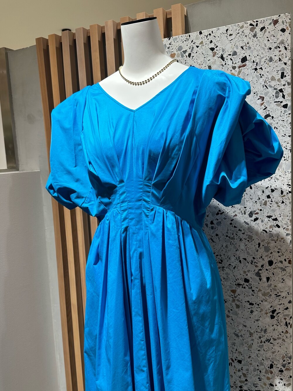 ブラック系のワンピースを着用したレディースの春コーディネートの9枚目の写真