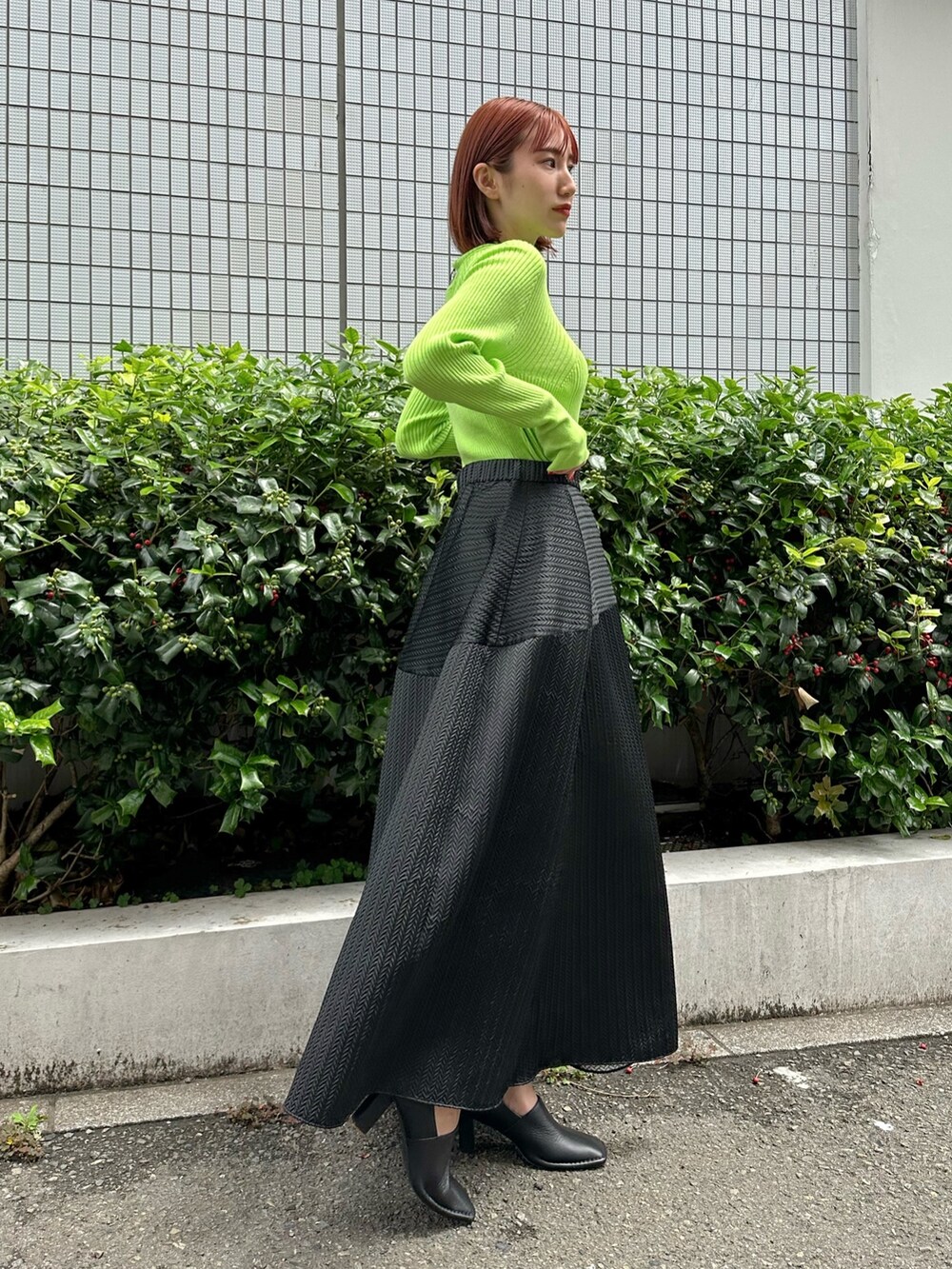 ブラック系のノーカラージャケット、ブラック系のスカート、ブラック系のパンプスを着用したレディースの夏コーディネートの7枚目の写真