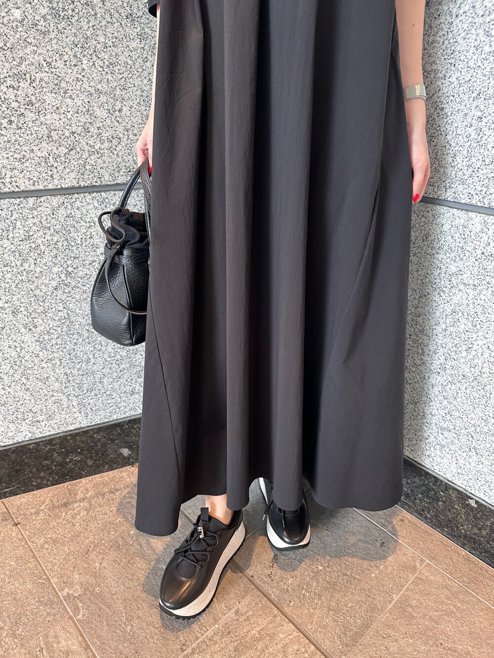 ブラック系のワンピース、ブラック系のスニーカー、ブラック系のショルダーバッグを着用したレディースの夏コーディネートの9枚目の写真
