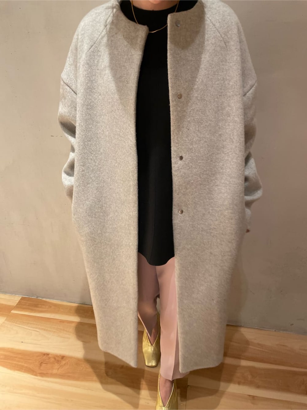 ブラック系のニット/セーター、ピンク系のその他パンツ、グレー系のその他アウターを着用したレディースの秋コーディネートの8枚目の写真