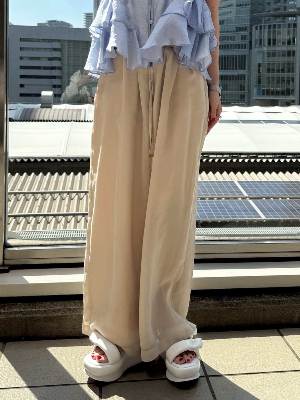 ブルー系のシャツ/ブラウス、ホワイト系のその他パンツ、ホワイト系のサンダルを着用したレディースの春コーディネートの6枚目の写真