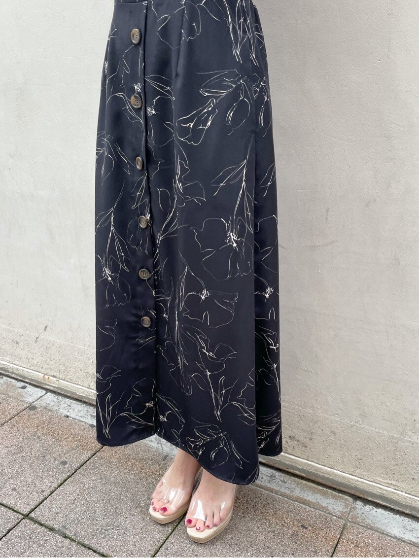 その他のパンプス、ホワイト系のカーディガン/ボレロ、ブラック系のワンピースを着用したレディースの夏コーディネートの6枚目の写真