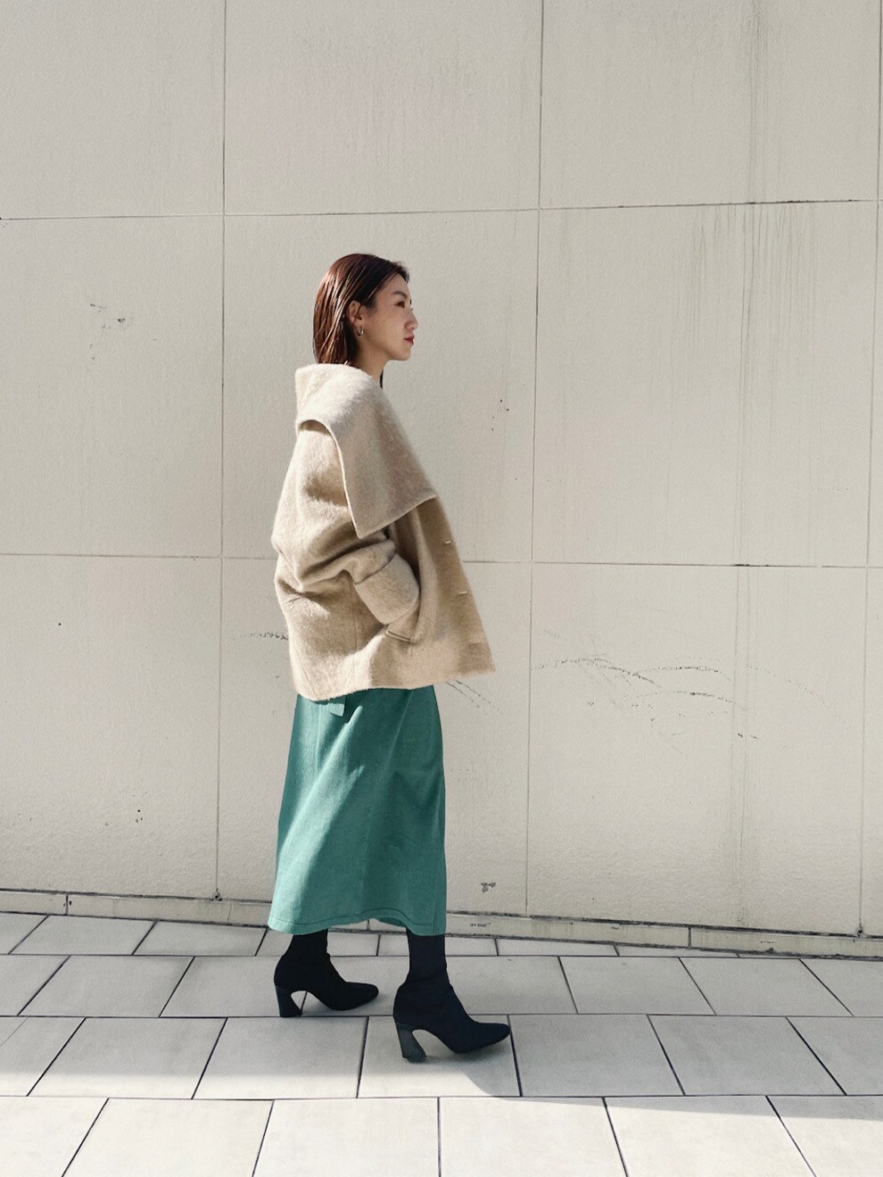 ベージュ系のその他アウター、グリーン系のワンピースを着用したレディースの冬コーディネートの5枚目の写真