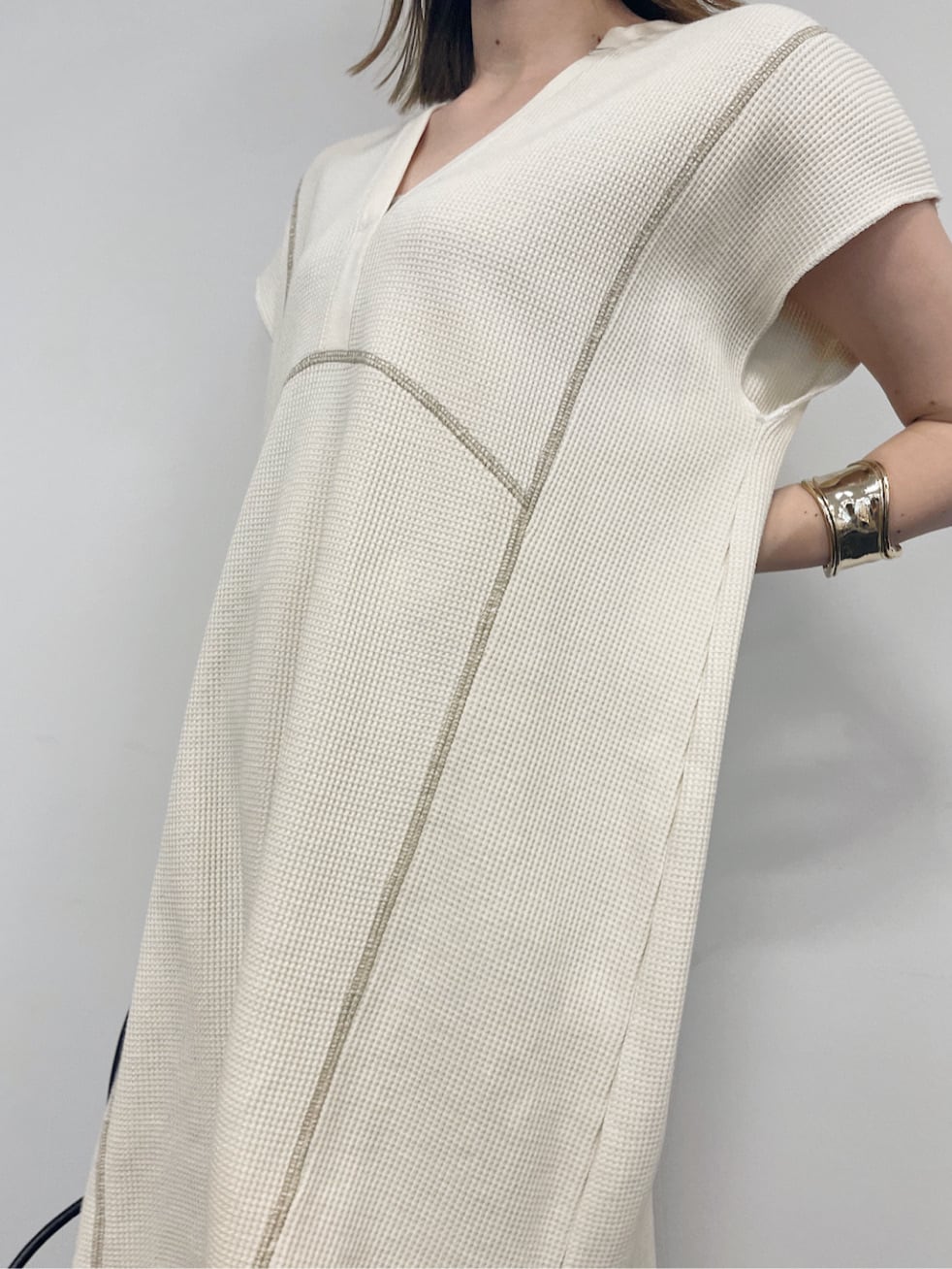 ブラウン系のその他パンツ、その他のその他シューズ、ホワイト系のTシャツ/カットソーを着用したレディースの春コーディネートの4枚目の写真