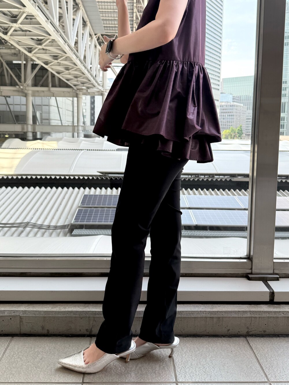 レッド系のシャツ/ブラウス、ブラック系のその他パンツ、シルバー系のパンプスを着用したレディースの夏コーディネートの6枚目の写真