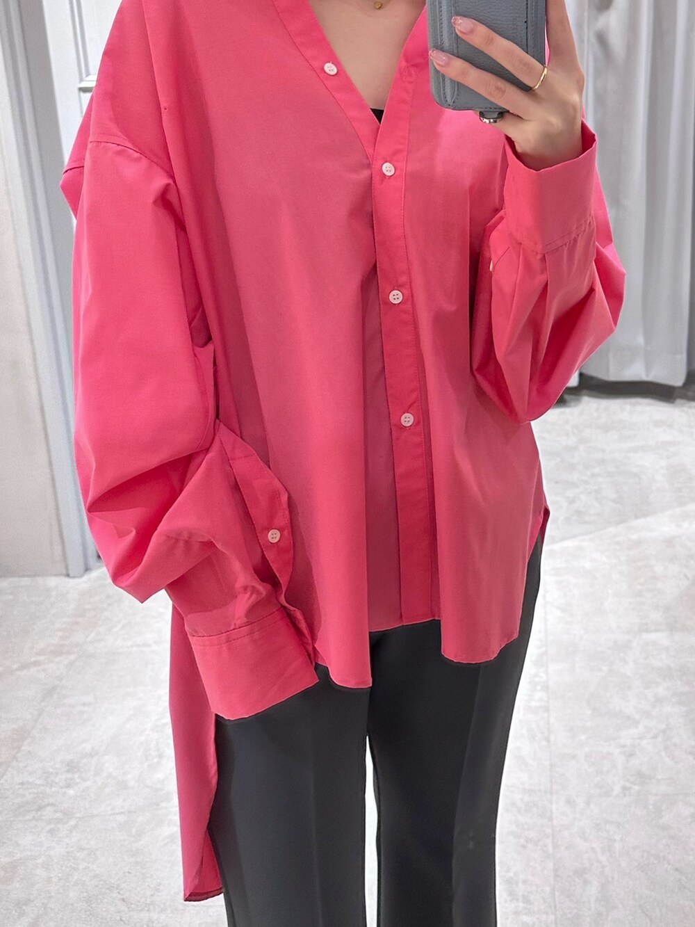 ピンク系のシャツ/ブラウス、シルバー系のパンプス、ブラック系のショルダーバッグを着用したレディースの春コーディネートの5枚目の写真