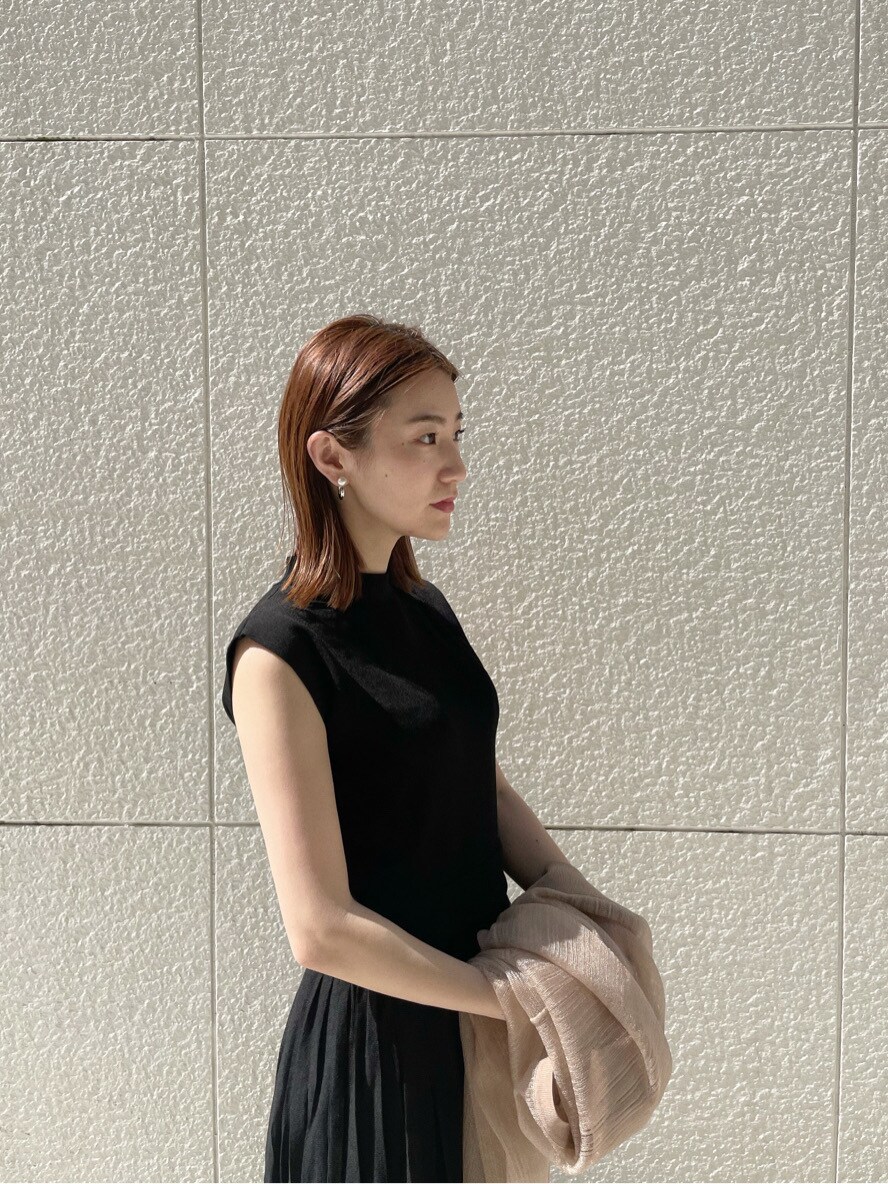 ブラウン系のパンプス、ブラック系のワンピース、ホワイト系のニット/セーターを着用したレディースの春コーディネートの4枚目の写真