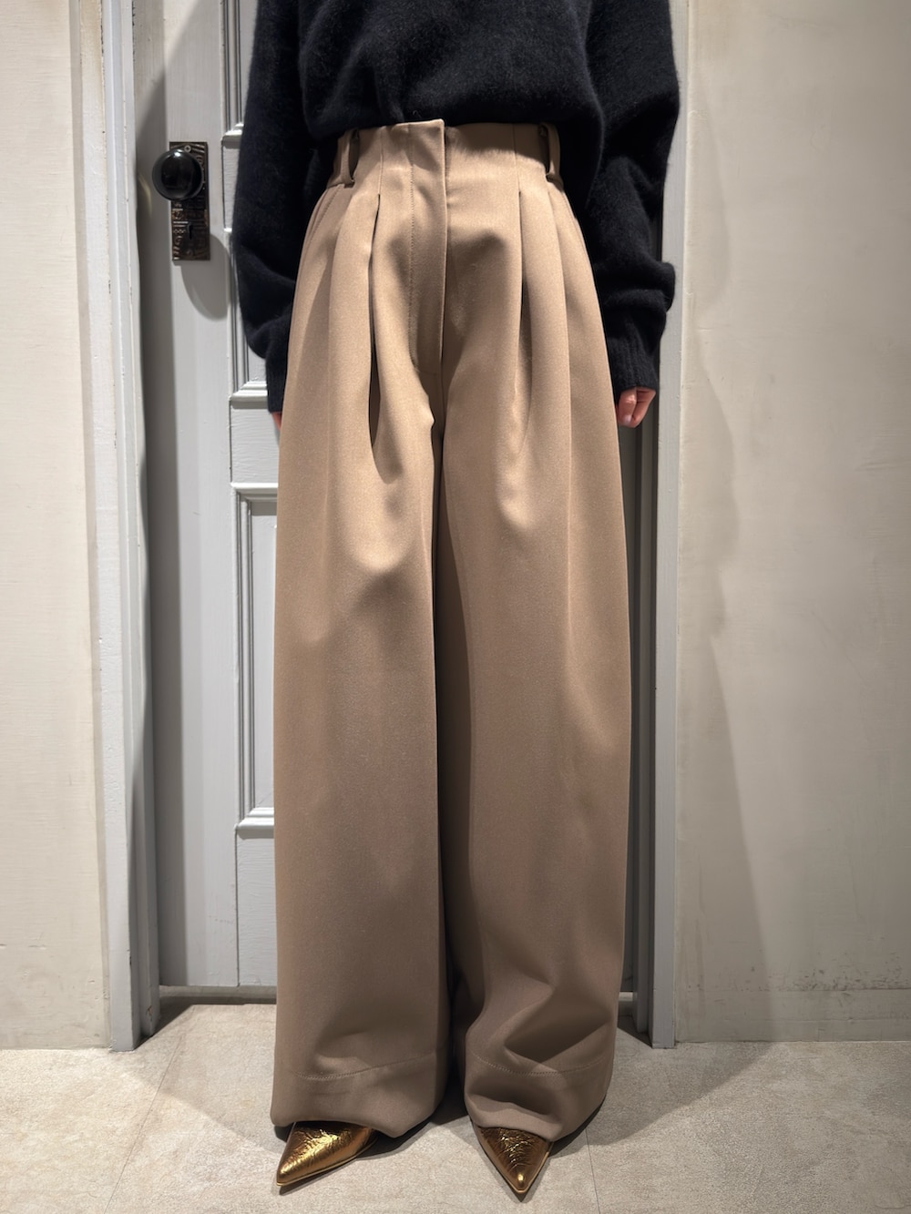 ブラック系のニット/セーター、ベージュ系のその他パンツ、その他のパンプスを着用したレディースの冬コーディネートの9枚目の写真