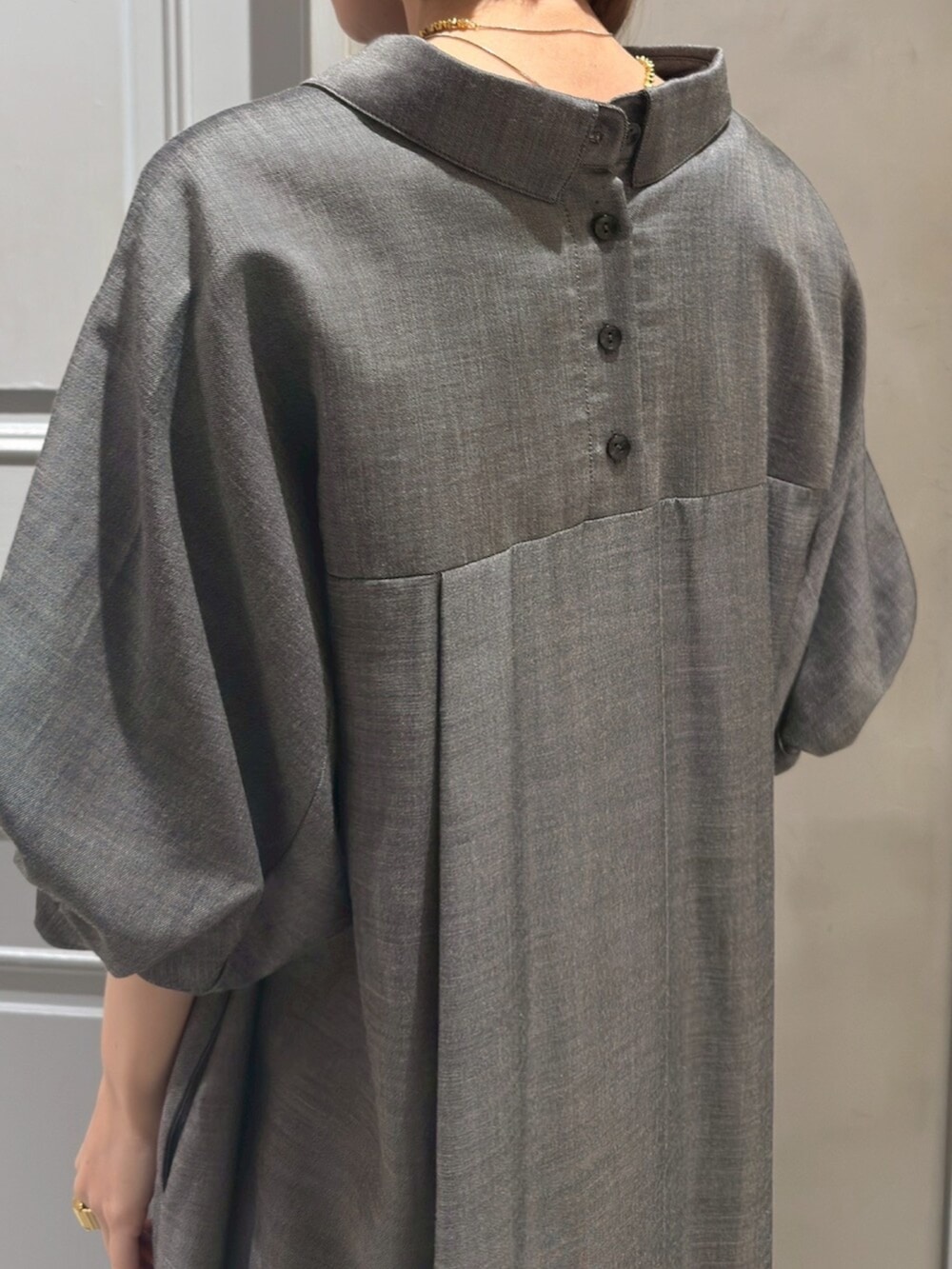 ブラック系のパンプス、グレー系のワンピースを着用したレディースの春コーディネートの6枚目の写真