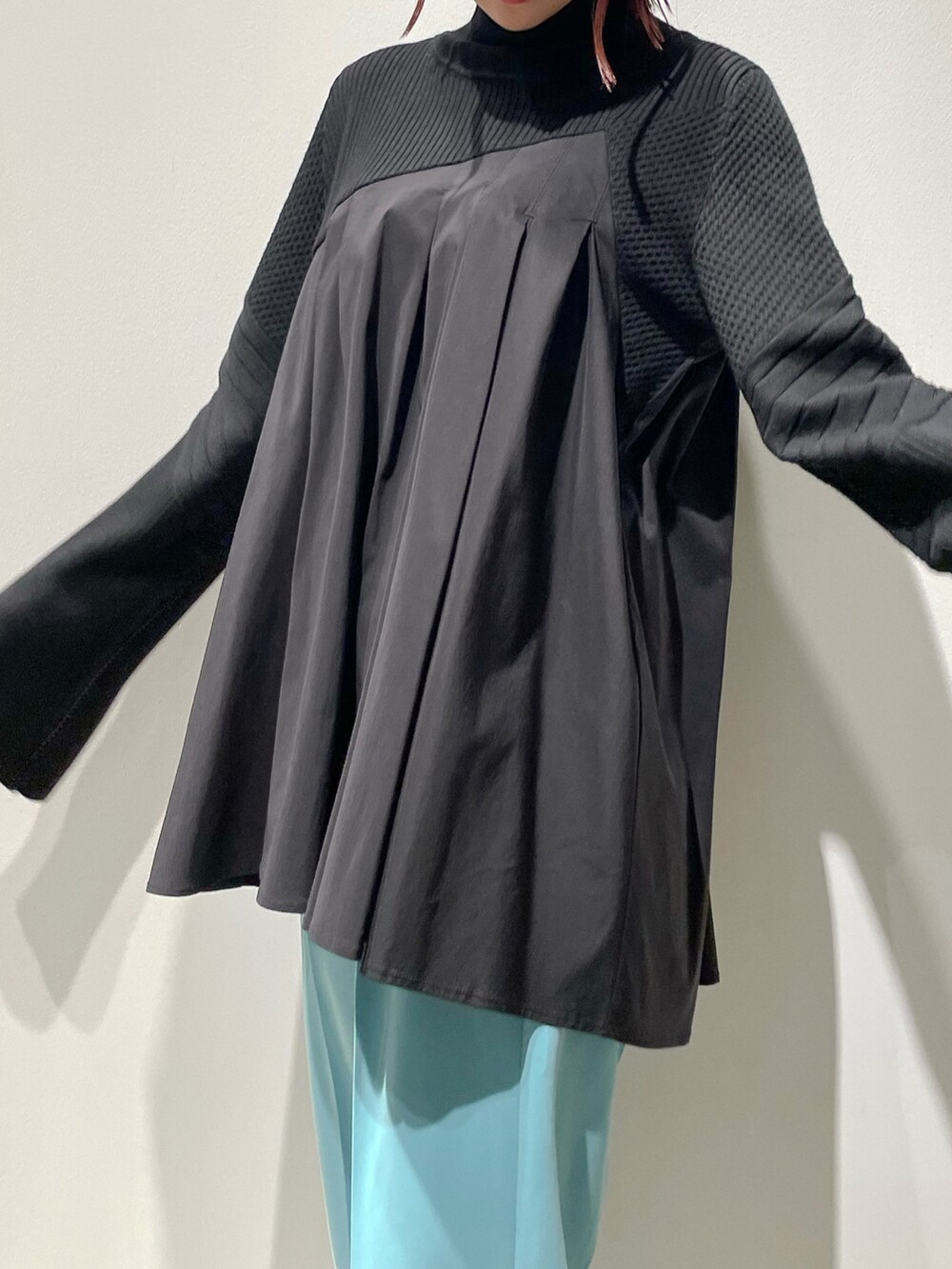 ホワイト系のニット/セーター、ブルー系のその他パンツ、ブラウン系のスニーカーを着用したレディースの冬コーディネートの8枚目の写真