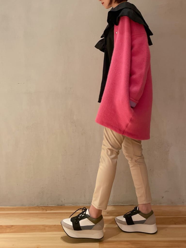 ベージュ系のその他パンツ、ピンク系のカーディガン/ボレロ、ブルー系のスニーカーを着用したレディースの秋コーディネートの6枚目の写真
