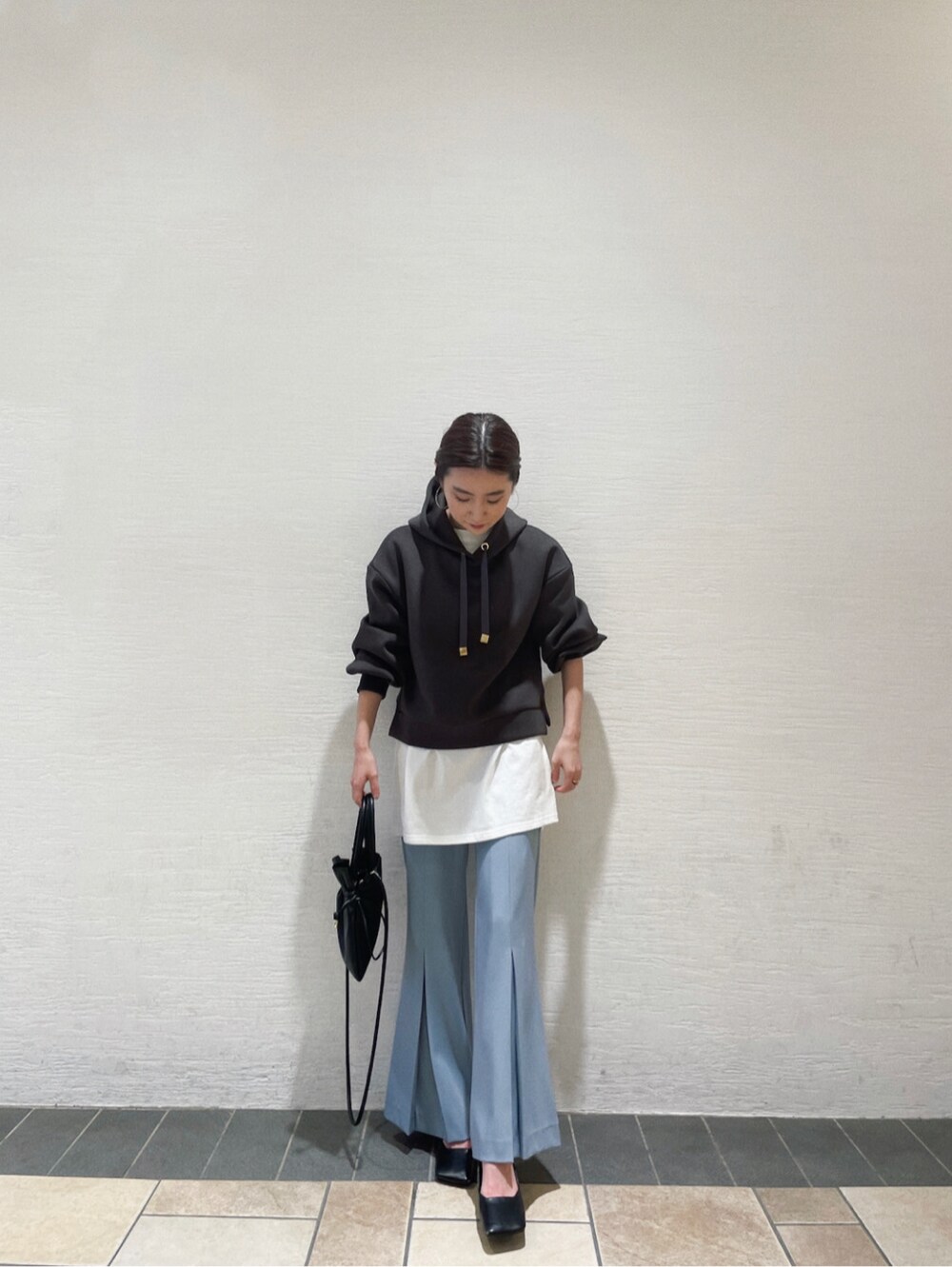 ホワイト系のTシャツ/カットソー、グレー系のパーカー、ブルー系のその他パンツを着用したレディースの冬コーディネートの6枚目の写真