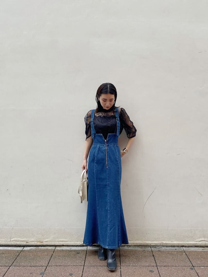 ブラック系のシャツ/ブラウス、ブルー系のスカート、ブラック系のその他シューズを着用したレディースの夏コーディネートの2枚目の写真