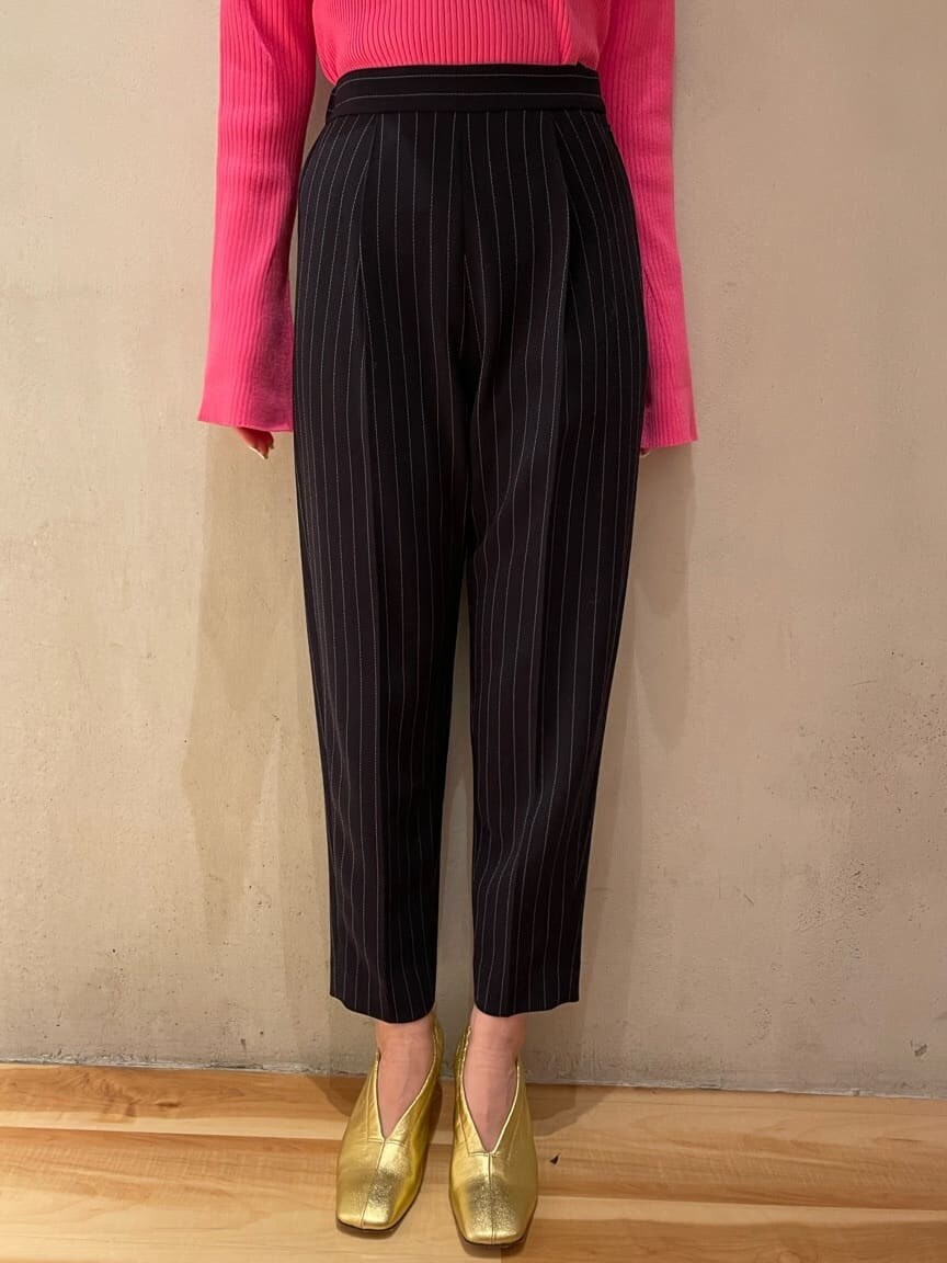 ブラウン系のその他アウター、その他のその他パンツ、ピンク系のニット/セーターを着用したレディースの秋コーディネートの5枚目の写真
