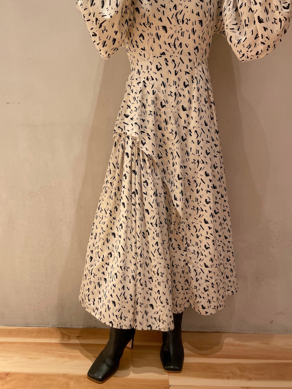 グレー系のステンカラーコート、その他のワンピースを着用したレディースの冬コーディネートの10枚目の写真