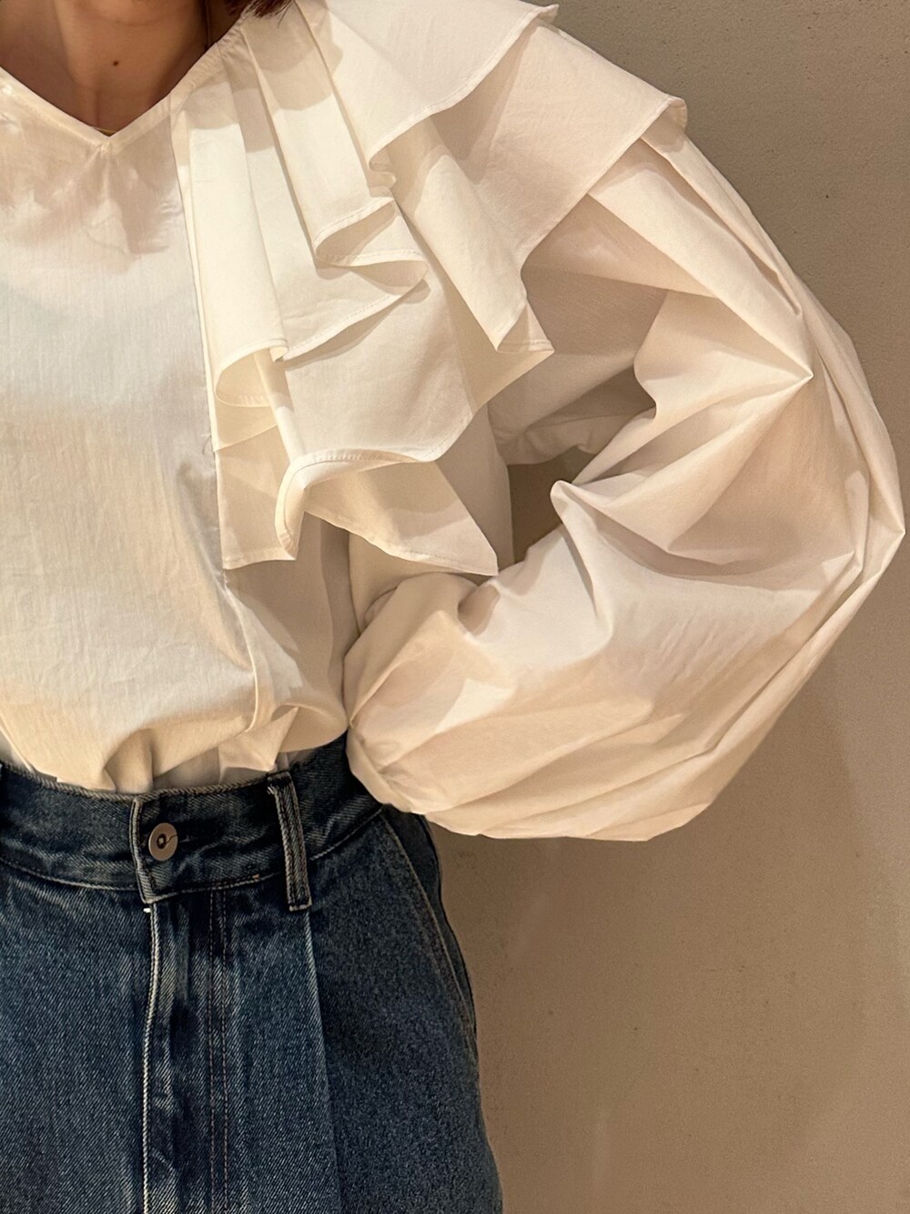 ホワイト系のシャツ/ブラウス、ブルー系のデニムパンツ、ピンク系のサンダルを着用したレディースの春コーディネートの5枚目の写真