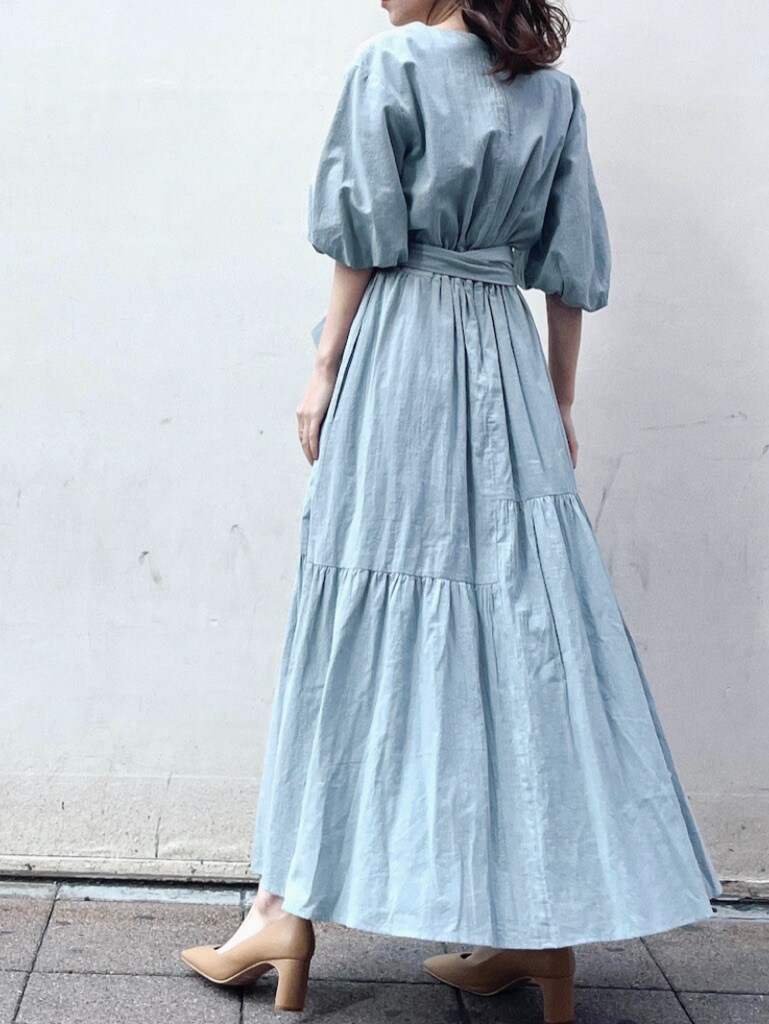 グリーン系のワンピースを着用したレディースの冬コーディネートの4枚目の写真