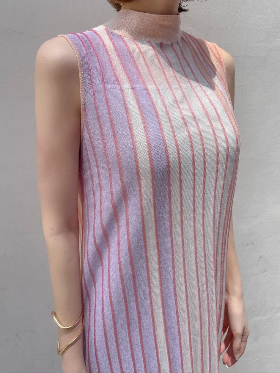 オレンジ系のワンピース、ブラック系のその他シューズを着用したレディースの夏コーディネートの4枚目の写真