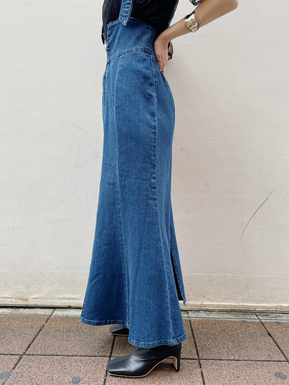 ブラック系のシャツ/ブラウス、ブルー系のスカート、ブラック系のその他シューズを着用したレディースの夏コーディネートの8枚目の写真