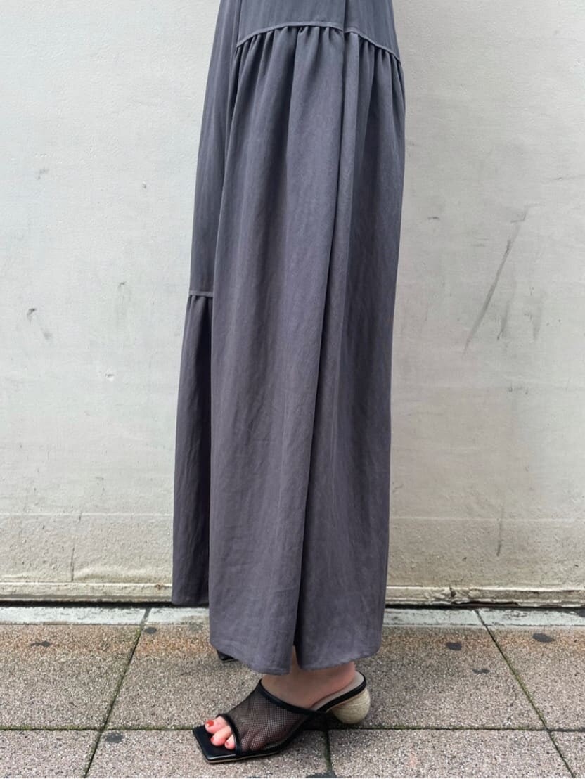 ブラック系のその他シューズ、グレー系のワンピース、シルバー系のネックレスを着用したレディースの夏コーディネートの6枚目の写真