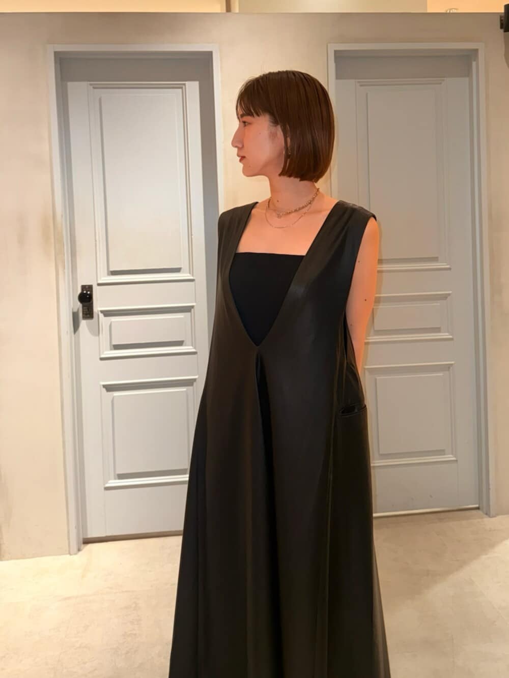 シルバー系のパンプス、ブラック系のワンピースを着用したレディースの春コーディネートの4枚目の写真