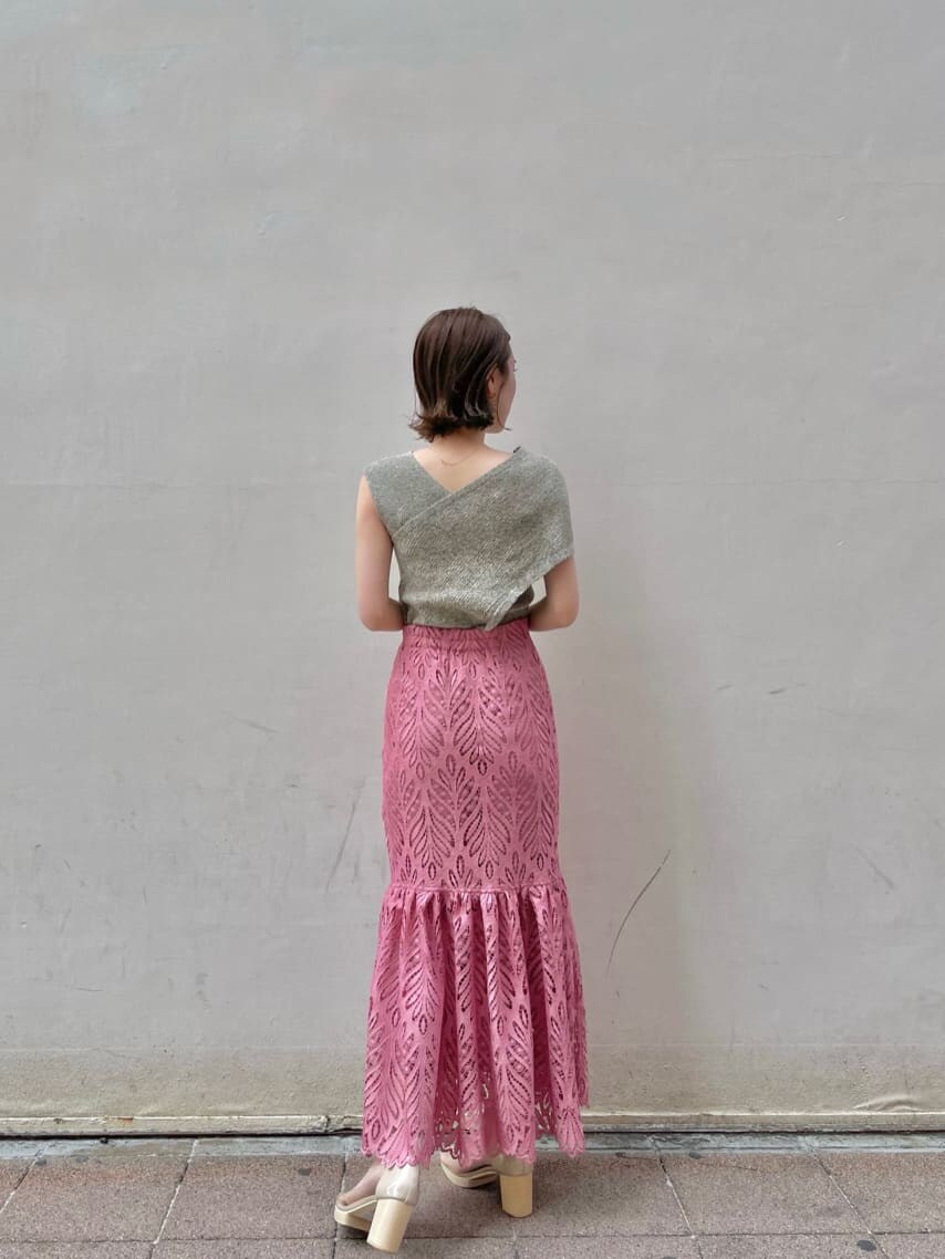 ベージュ系のテーラードジャケット、ピンク系のスカート、その他のパンプスを着用したレディースの春コーディネートの4枚目の写真