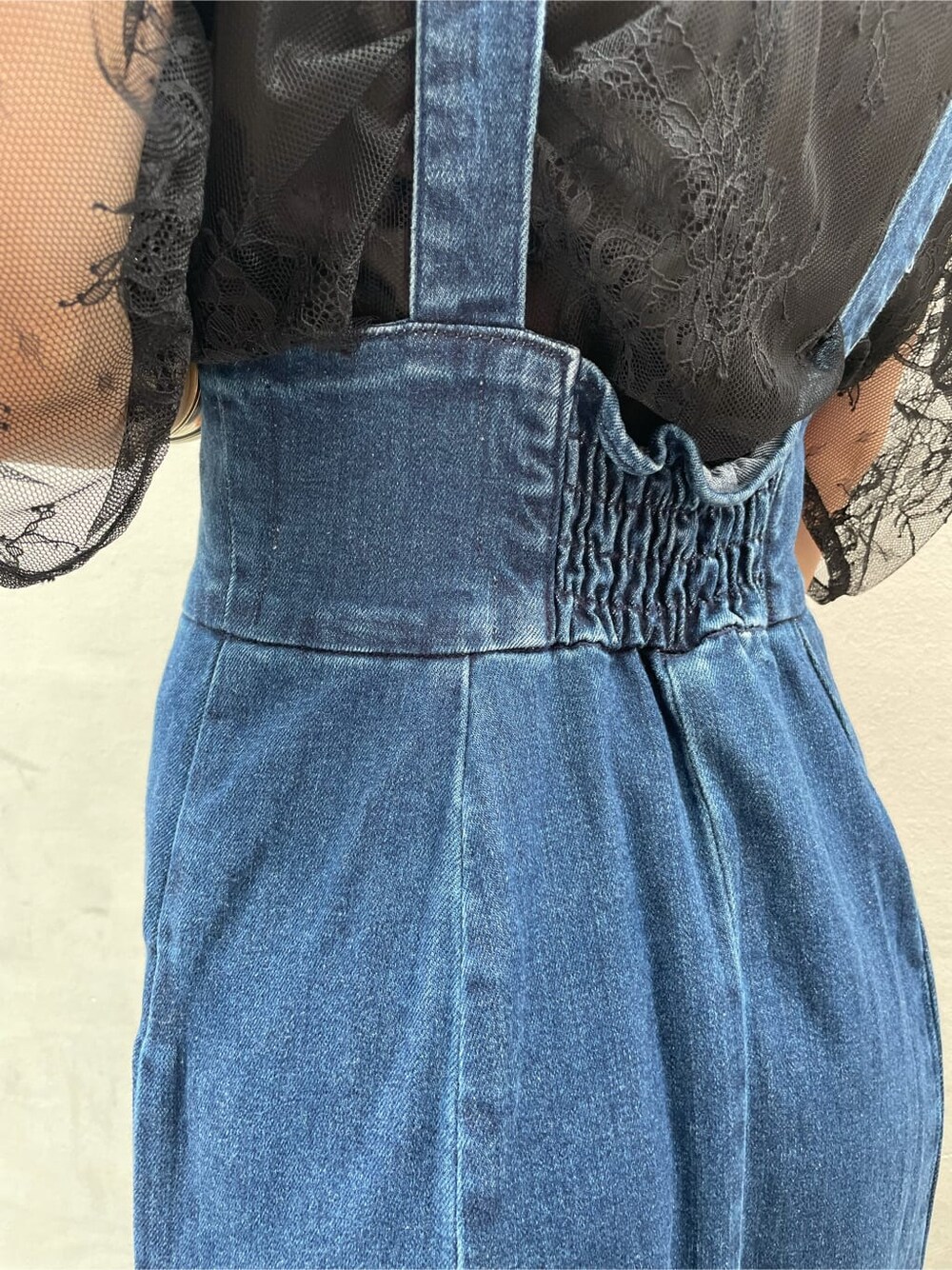 ブラック系のシャツ/ブラウス、ブルー系のスカート、ブラック系のその他シューズを着用したレディースの夏コーディネートの9枚目の写真