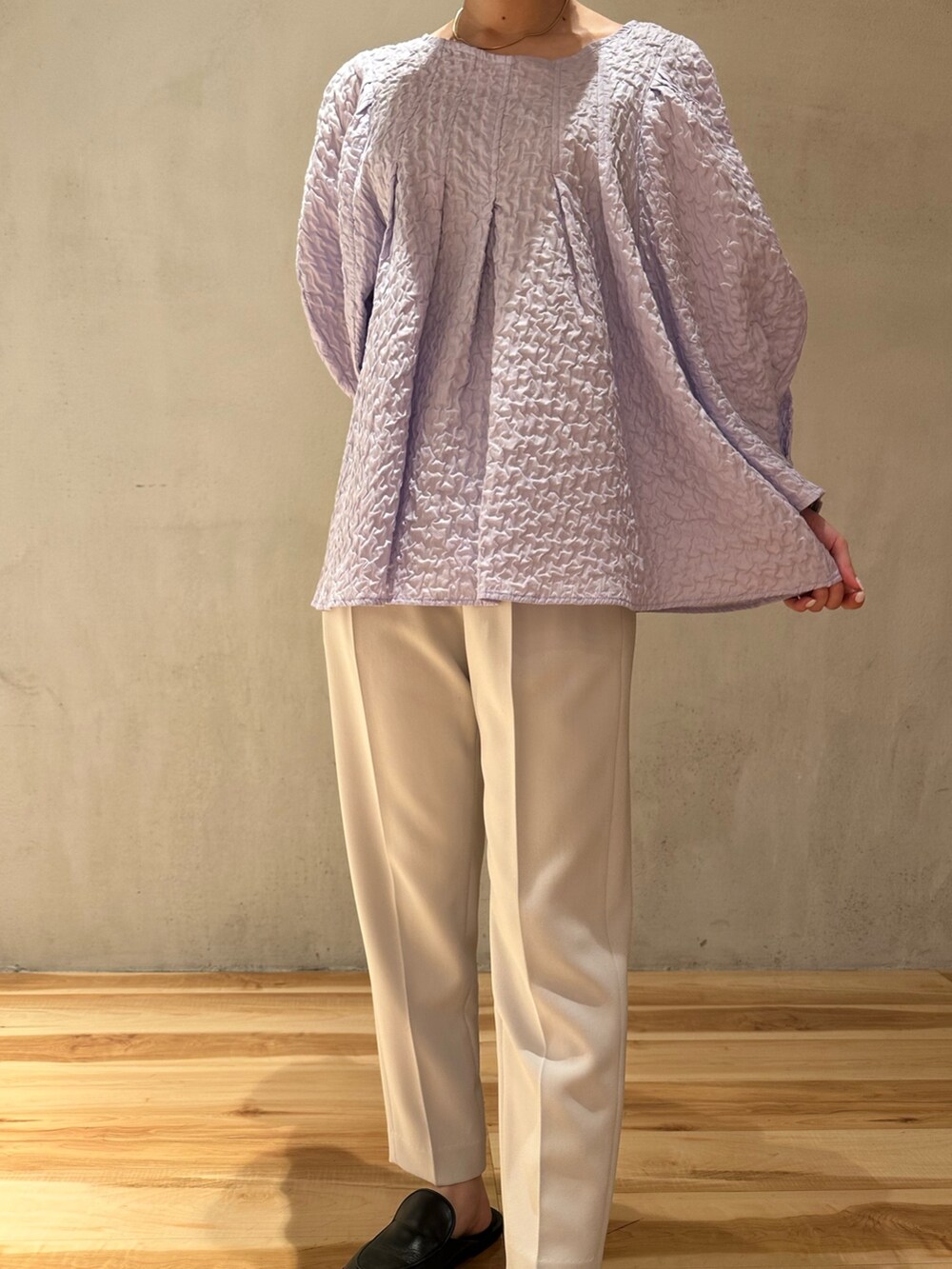 ブルー系のシャツ/ブラウス、グレー系のその他パンツ、ブラウン系のノーカラーコートを着用したレディースの春コーディネートの5枚目の写真