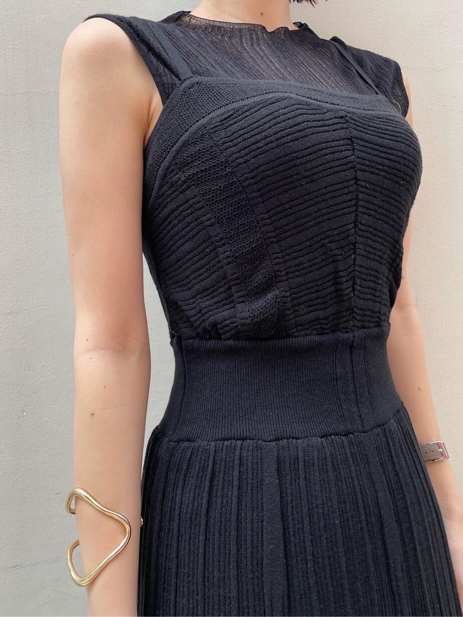 ベージュ系のサンダル、ブラック系のワンピース、ゴールド系のブレスレットを着用したレディースの夏コーディネートの4枚目の写真