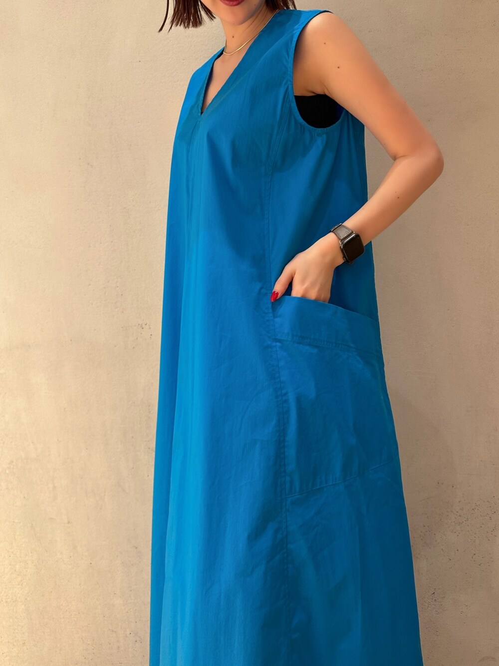 ブルー系のワンピース、ホワイト系のサンダル、ブラック系のブルゾンを着用したレディースの冬コーディネートの3枚目の写真