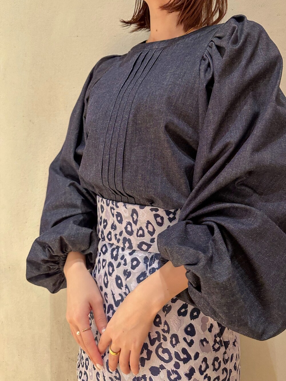 ホワイト系のカーディガン/ボレロ、ブラック系のブーツ、ブルー系のシャツ/ブラウスを着用したレディースの冬コーディネートの4枚目の写真