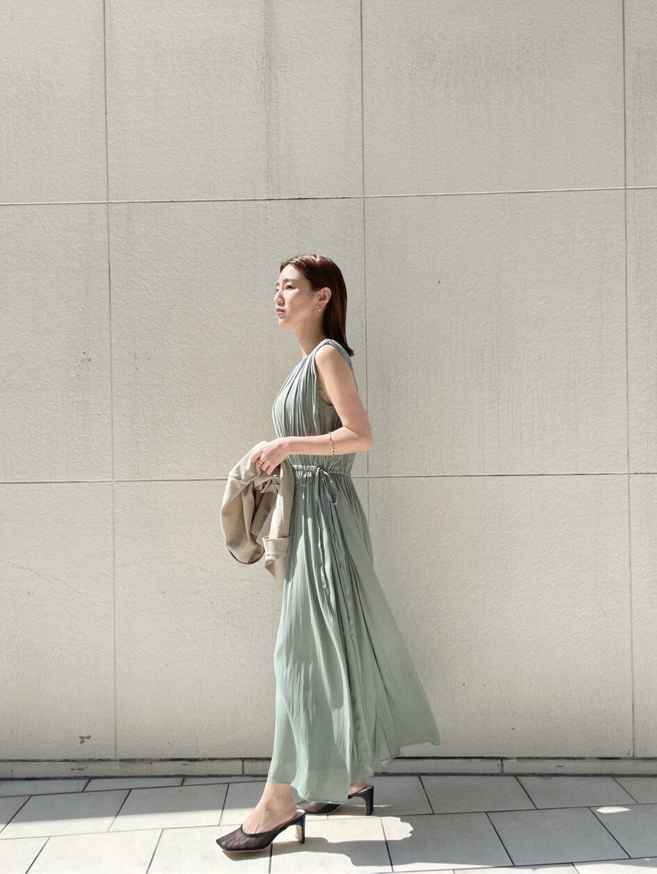 ブラック系のサンダル、ベージュ系のテーラードジャケット、グリーン系のワンピースを着用したレディースの春コーディネートの3枚目の写真