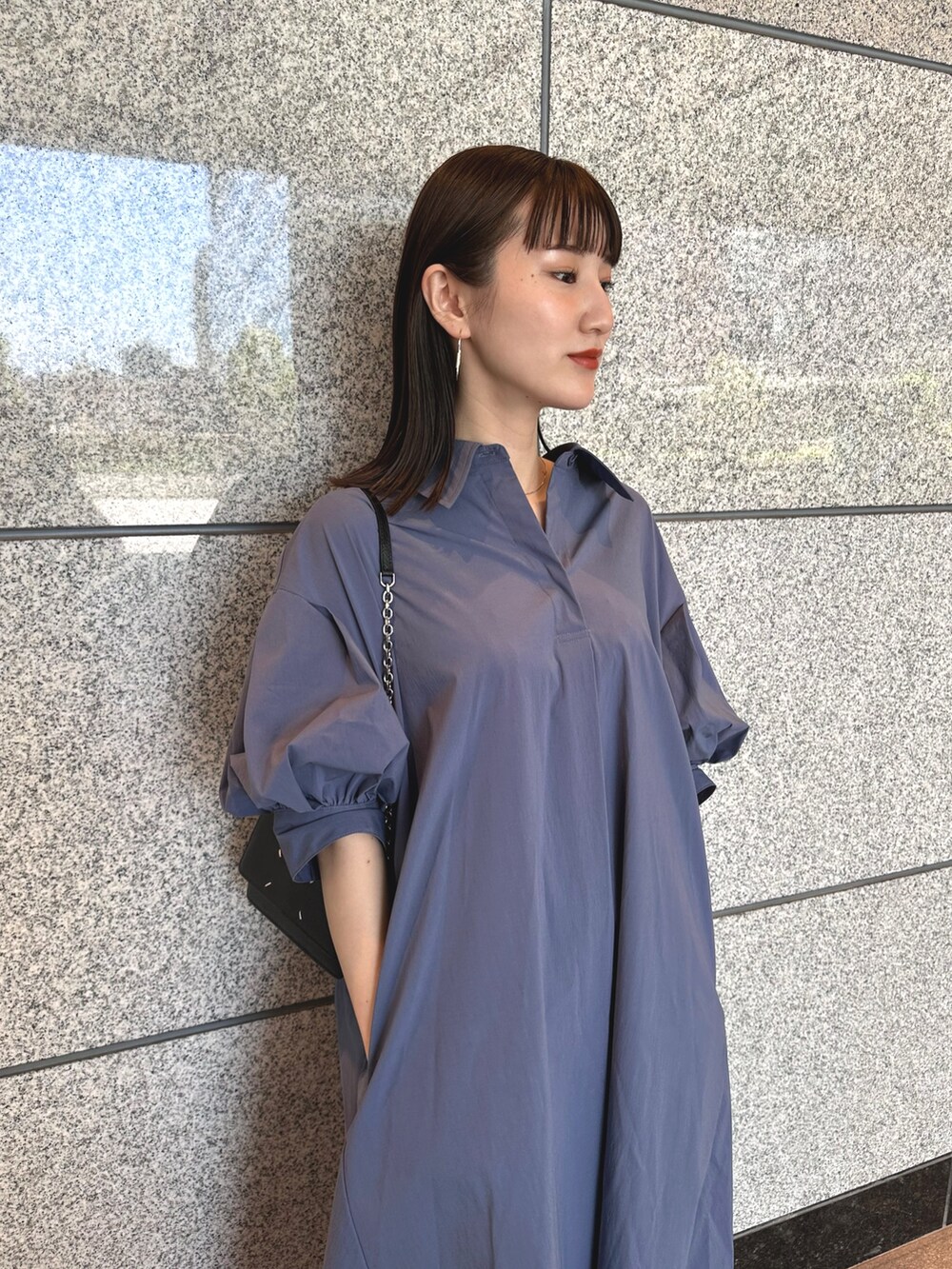 シルバー系のブーツ、ブルー系のワンピースを着用したレディースの夏コーディネートの5枚目の写真