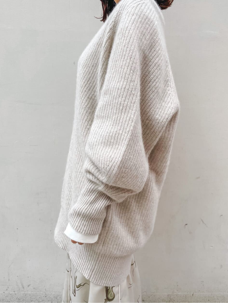 ホワイト系のスカート、ホワイト系のニット/セーター、ホワイト系のTシャツ/カットソーを着用したレディースの秋コーディネートの7枚目の写真