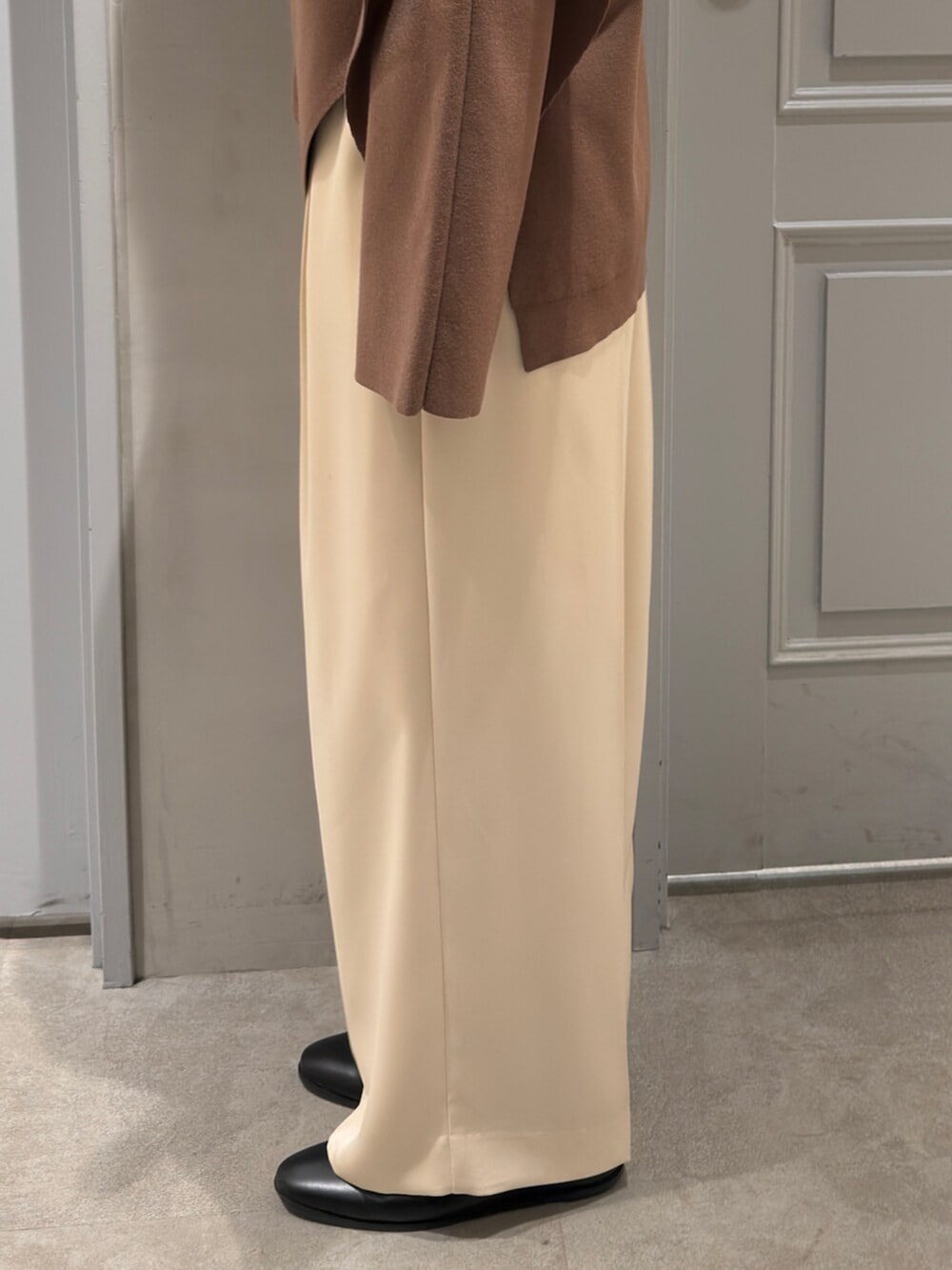 ホワイト系のその他パンツ、ブラウン系のニット/セーターを着用したレディースの冬コーディネートの10枚目の写真