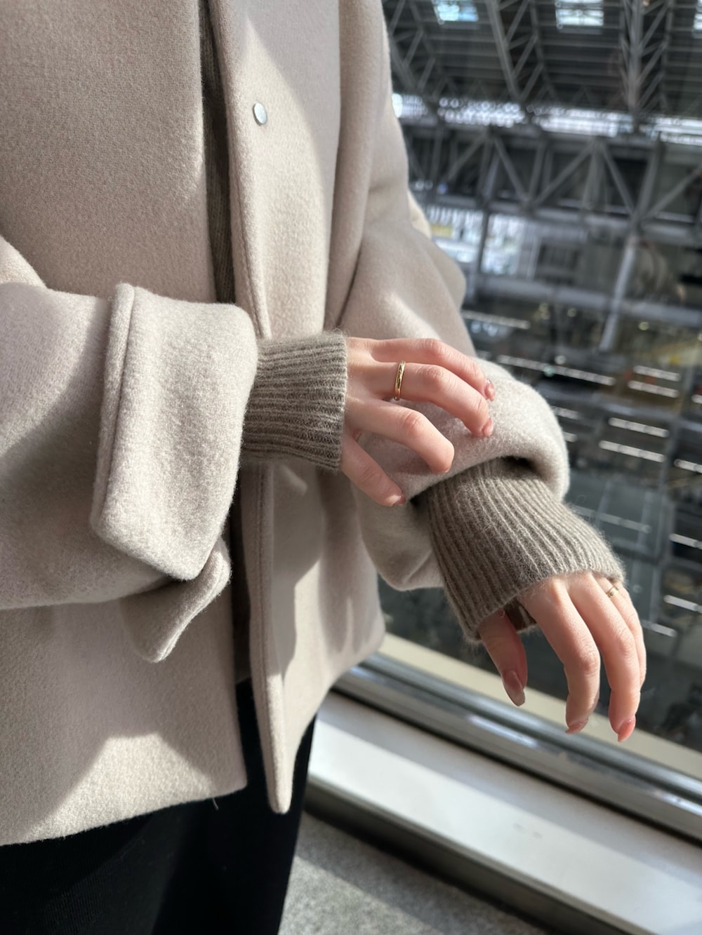 ベージュ系のショルダーバッグ、ベージュ系のノーカラージャケット、ベージュ系のニット/セーターを着用したレディースの冬コーディネートの5枚目の写真