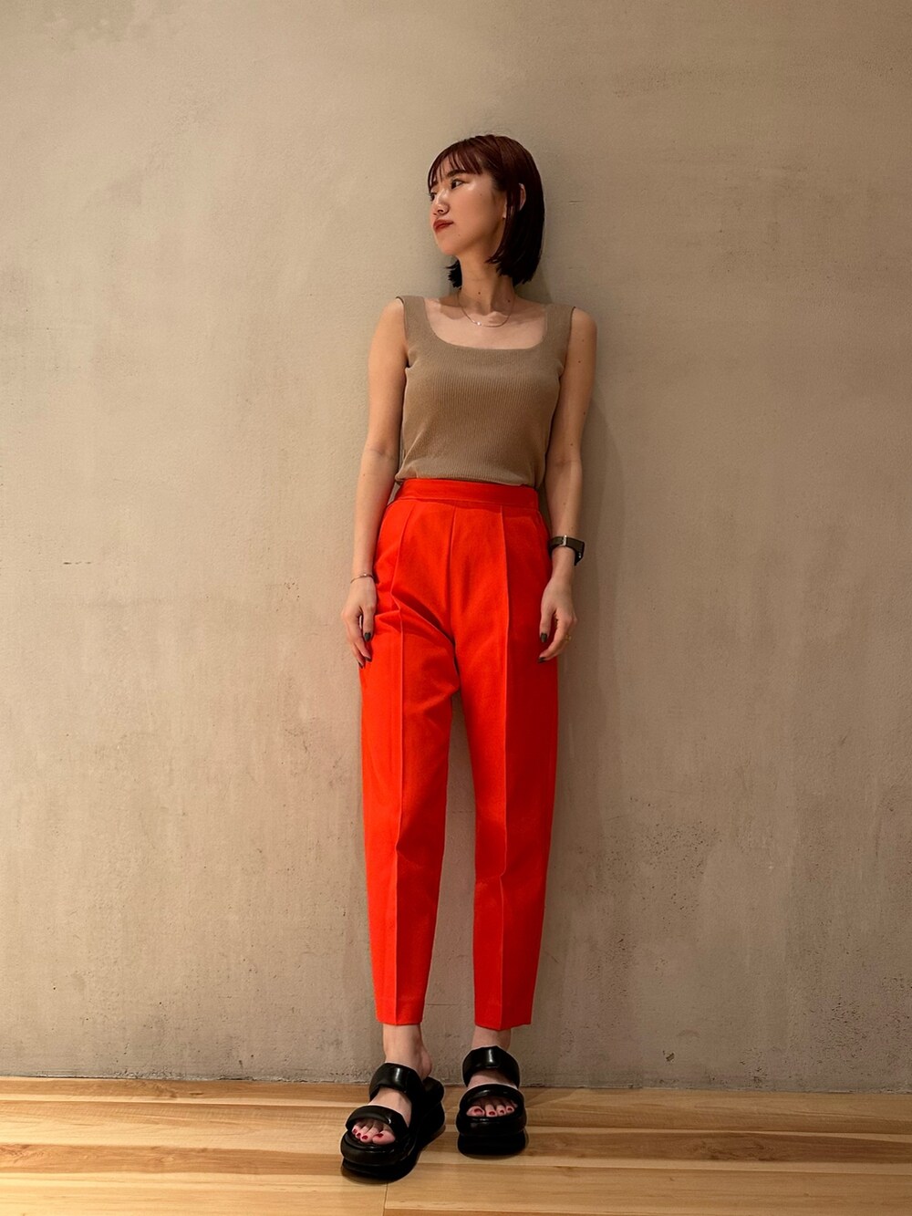 レッド系のその他パンツ、ベージュ系のタンクトップ、ブラウン系のブルゾンを着用したレディースの春コーディネートの5枚目の写真