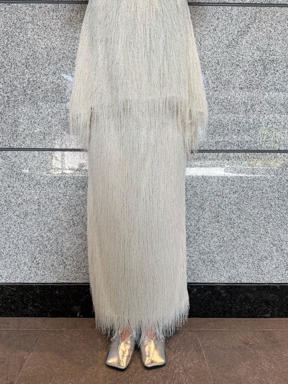 ホワイト系のその他トップス、ホワイト系のスカート、シルバー系のパンプスを着用したレディースの夏コーディネートの6枚目の写真