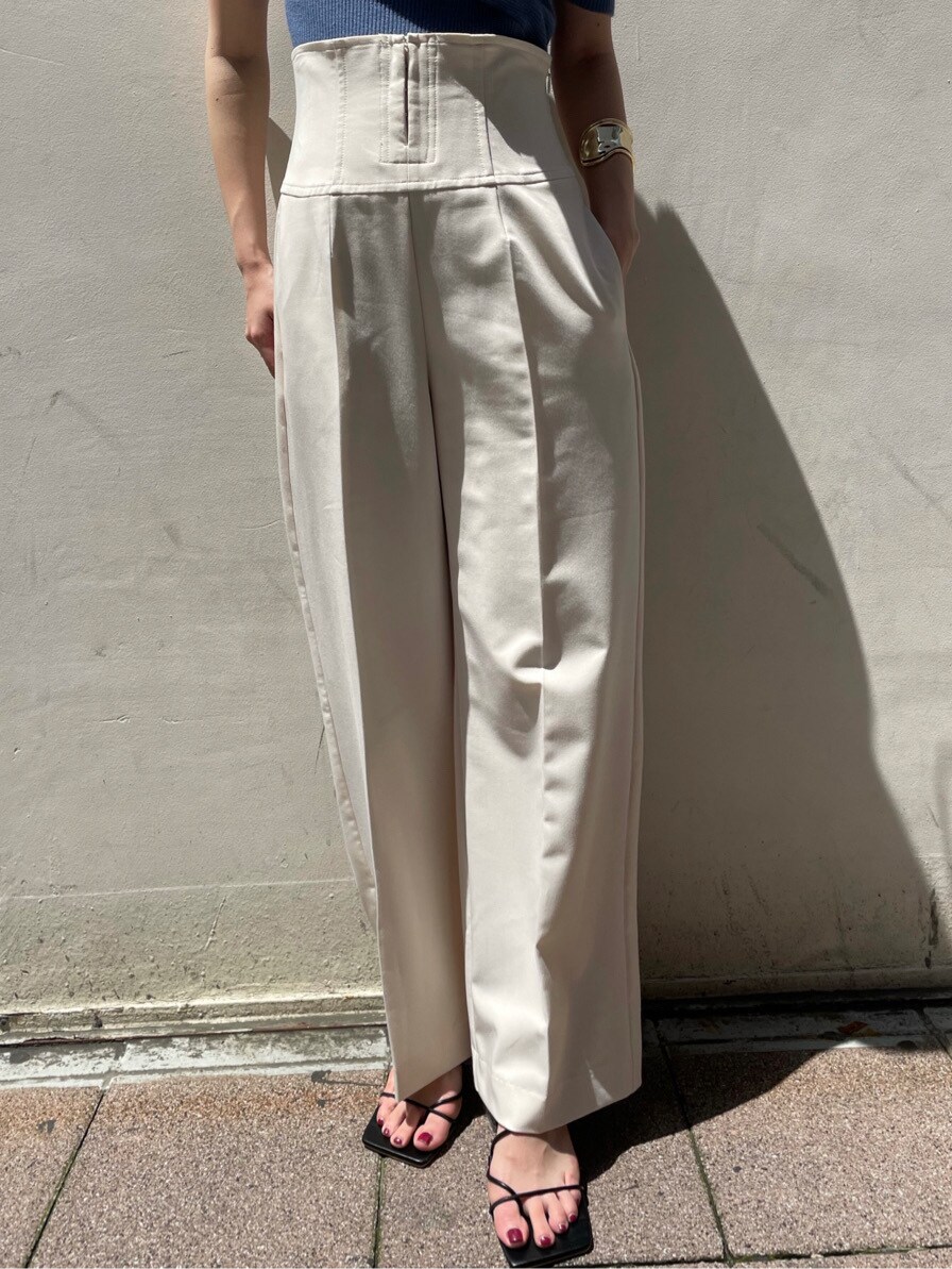 ホワイト系のその他パンツ、ブルー系のニット/セーター、ブラック系のサンダルを着用したレディースの春コーディネートの6枚目の写真