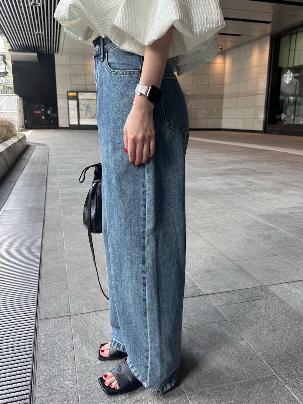 ホワイト系のシャツ/ブラウス、ブルー系のデニムパンツ、ブラック系のショルダーバッグを着用したレディースの夏コーディネートの9枚目の写真