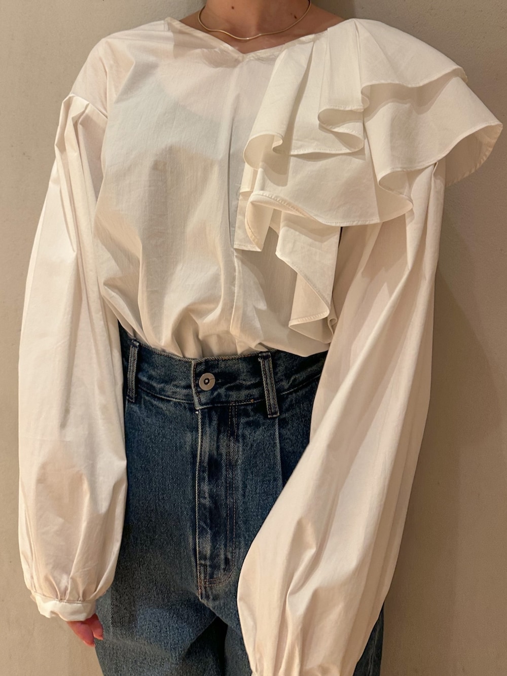 ホワイト系のシャツ/ブラウス、ブルー系のデニムパンツ、ピンク系のサンダルを着用したレディースの春コーディネートの3枚目の写真