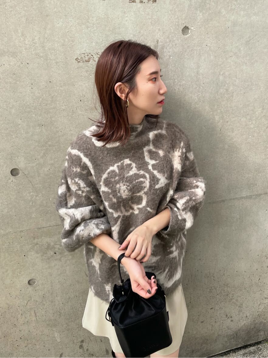 ブラック系のブーツ、ホワイト系のその他パンツ、ブラック系のハンドバッグを着用したレディースの秋コーディネートの3枚目の写真