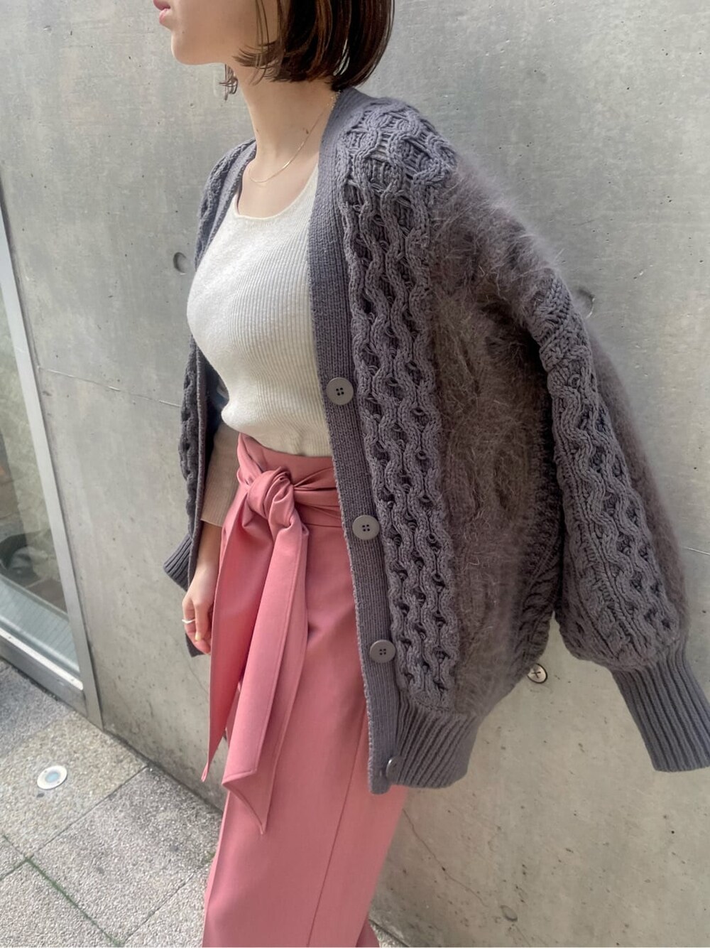 ピンク系のその他パンツ、ベージュ系のパンプス、イエロー系のニット/セーターを着用したレディースの冬コーディネートの5枚目の写真