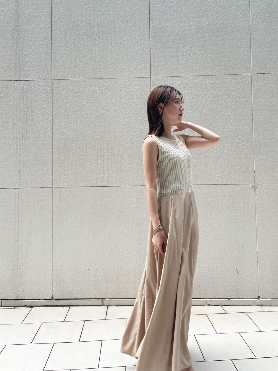 ホワイト系のワンピース、ゴールド系のピアス（両耳用）を着用したレディースの夏コーディネートの3枚目の写真