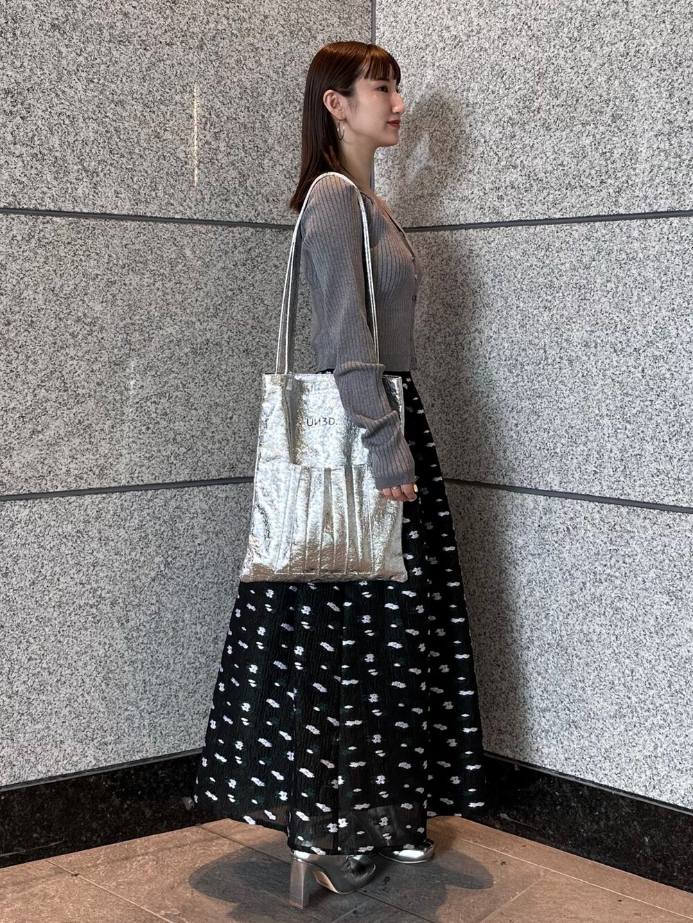 グレー系のカーディガン/ボレロ、その他のスカート、シルバー系のブーツを着用したレディースの夏コーディネートの2枚目の写真