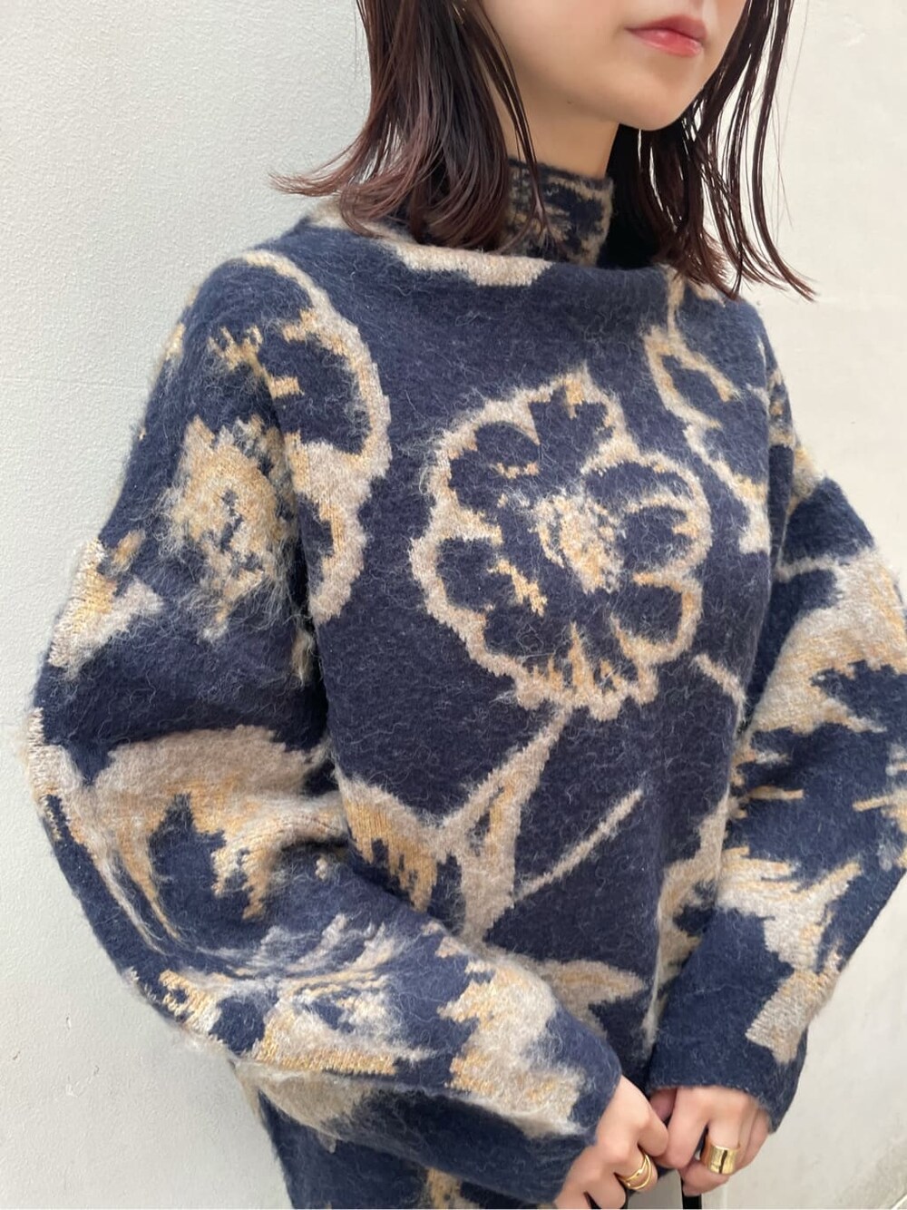 ブラック系のブーツ、グレー系のスカート、ブルー系のニット/セーターを着用したレディースの秋コーディネートの4枚目の写真